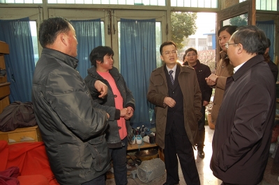 2011年春节前，公司董事长兼党委书记潘建清亲自到群益村村民家中走访慰问