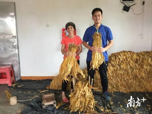 扶贫一线燃烧青春，，，，“90后”第一书记为贫困村打造“不走”的事情队