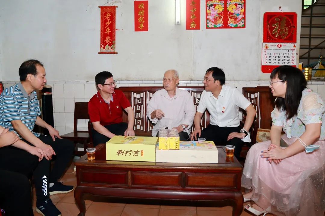 强国再起有我 传承劳模精神——白云山6008集团官方网站公司向导“五一”前夕走访慰问劳动模范和下层一线员工