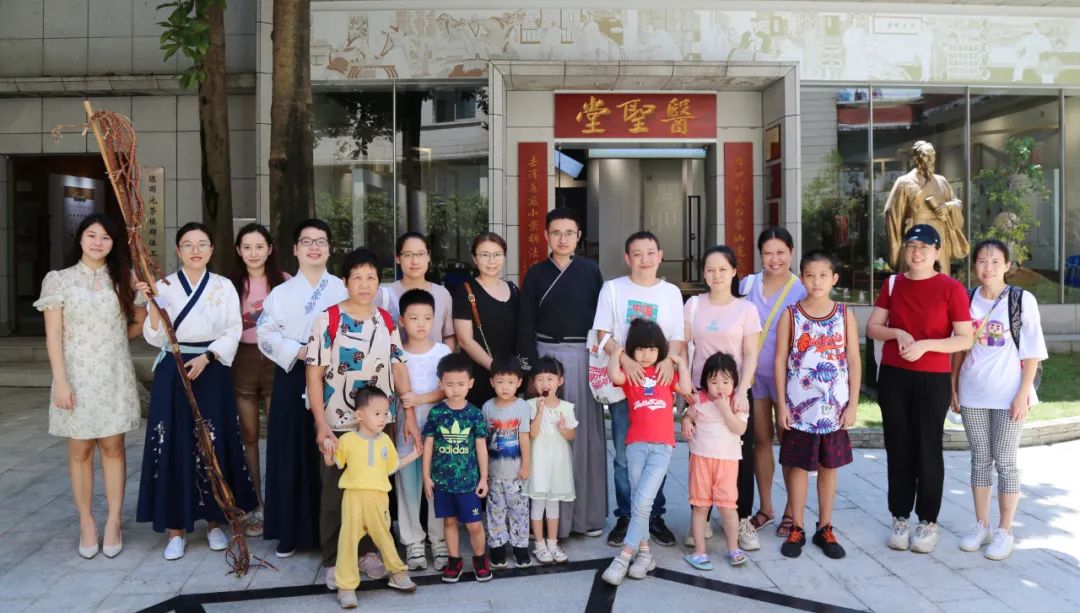 学千古名方 悟非遗传承——白云山6008集团官方网站公司组织开展主题非遗体验活动